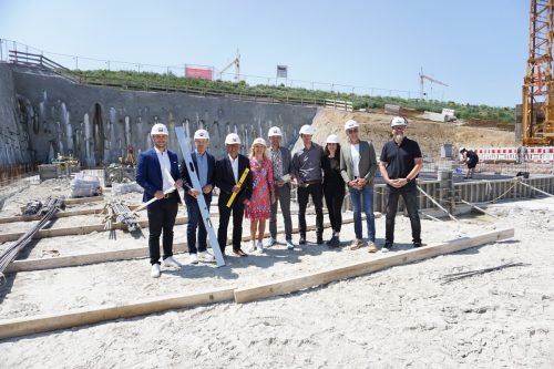 Wohnraum Rhomberg Bau startet den Bau eines Mehrfamilienhauses im Kemptener Neubaugebiet „Halde“. Dort wird auf 1885 Quadratmetern ein siebengeschossiges Gebäude mit 21 Wohnungen entstehen. Es ist das erste von insgesamt sechs Mehrfamilienhäusern mit 115 Wohneinheiten, die realisiert werden sollen.  rhomberg