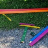 Wieder Regenbogenbänke zerstört