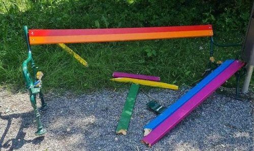 Zerstörte Bank beim Kinderspielplatz Schachen in Bregenz.  schoch