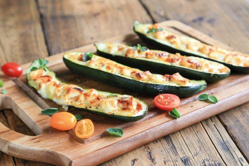Zucchini lassen sich gut füllen und im Ofen backen. Dazu passt zum Beispiel ein Salat.