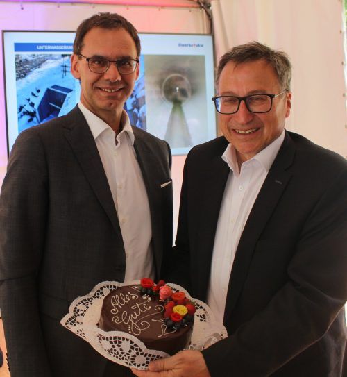 Zum Geburtstag gab es für Vorstand Helmut Mennel eine kleine Torte.