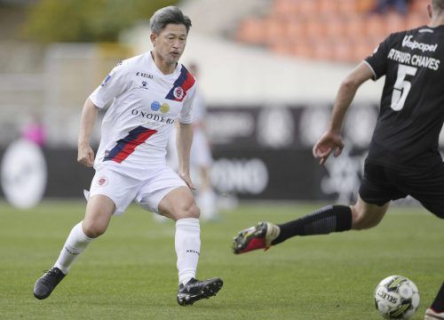 56 Jahre - für „King Kazu“ noch lange kein Grund, an die Fußballrente zu denken. ap