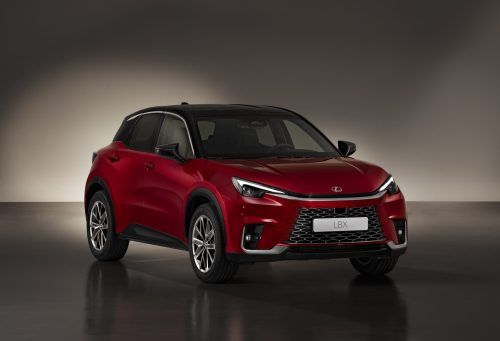 Ab März 2024 fährt mit dem LBX das neue Einstiegsmodell von Lexus vor. Den Antrieb leistet ein Hybrid, bestehend aus 1,5-Liter-Dreizylinder und Elektromotor. Die Systemleistung liegt bei 100 kW/136 PS, das maximale Drehmoment beträgt 185 Newtonmeter. Optional lässt sich Allradantrieb wählen. Dann sitzt an der Hinterachse ein zusätzlicher Elektromotor.