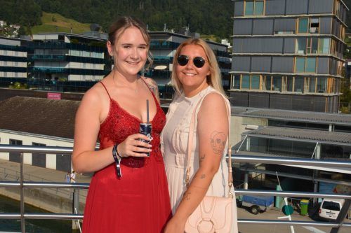 Absolventin Marie Bachmann mit Laura Inglin.