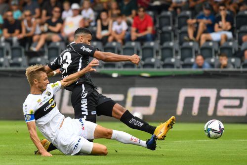 Alexander Schmidt 2021 noch im LASK-Dress beim Gastspiel der Linzer in Altach, als noch Philipp Netzer Kapitän der Rheindörfler war. gepa