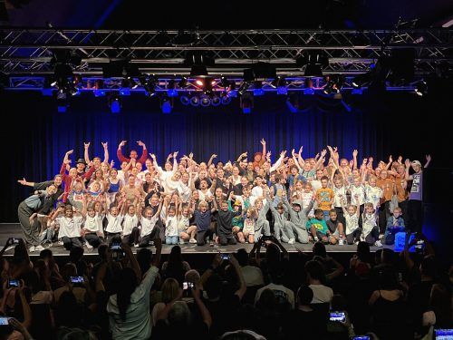 Alle Tänzer(innen) der SOULBOX Dornbirn und Feldkirch auf der großen Bühne. SOULBOX Dance School