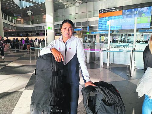Alles ist eingepackt, Chantal Düringer am Flughafen bei der Abreise in die USA. VN