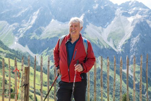 Alwin Zündel sieht den Einsatz von Herdenschutzhunden kritisch. VN/Rhomberg
