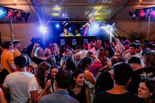 Am Freitagabend wird der Schulhof in Lochau zu einer Disco.