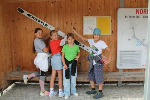 Anastacia, Anna, Aurora und Luis von der Volksschule Tschagguns mussten bei einer Station die Skisprungskier abmessen.  STR