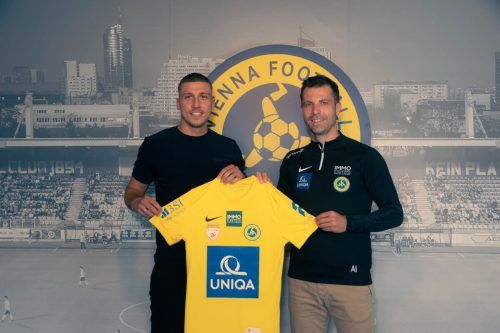 Anes Omerovic mit Vienna-Sportdirektor und Ex-Nationalspieler Andreas Ivanschitz. Klub