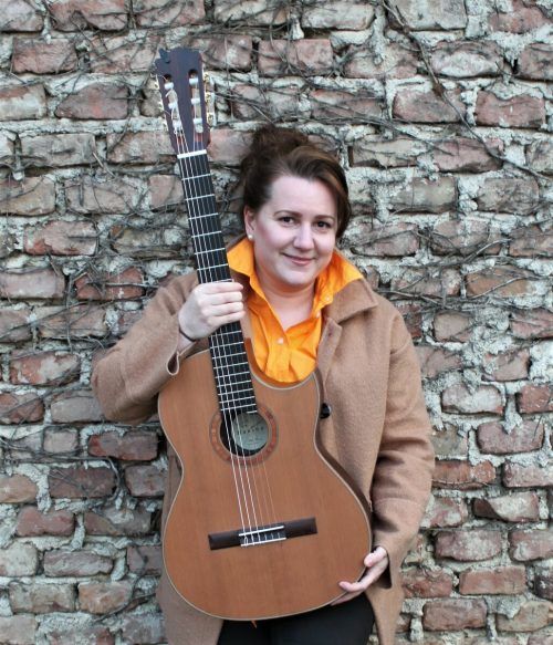 Angela Mair ist mit einem Kinderkonzert sowie bei der „Songwriter’s Night“ dabei.  em