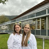 Zwei junge Frauen zeigen Nachhaltigkeit