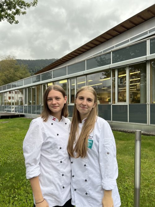 Antonia Albrecht (l.) und Paula Sinz haben sich an der HLT in Bezau mit Bio-Gemüse auseinandergesetzt.