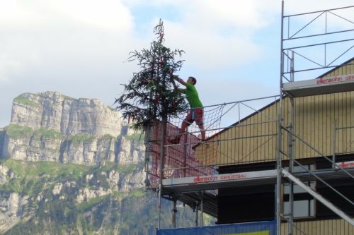 Auf dem Haupthaus des aus drei Objekten bestehenden „Passivhausparks In der Mellen“ wurde der Firstbaum gesetzt. STP