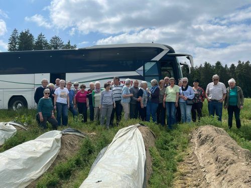 Ausführliche Besichtigung der Beete bei der Spargelfahrt nach Schrobenhausen. Seniorenrunde Rankweil/50plus
