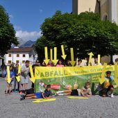 Gelbe Pfeile gegen Abfall