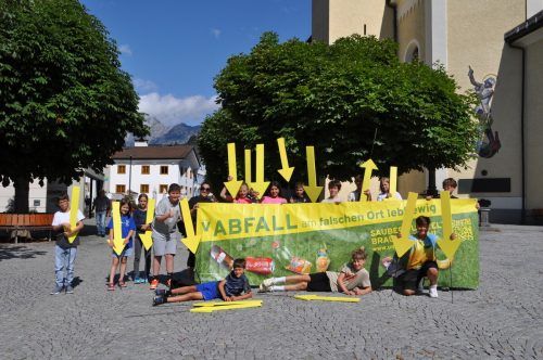 Ausgestattet mit gelben Pfeilen machten die Kinder auf achtlos weggeworfenen Abfall aufmerksam. montafoner museen