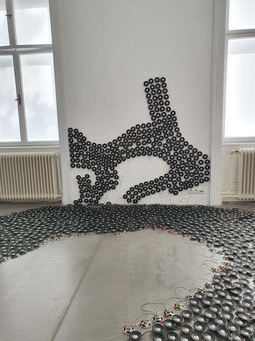 Bei „Breathing Space“ (2015) sind 5000 Kalottenlautsprecher auf dem Boden und an den Wänden positioniert.