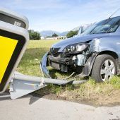 Von Verkehrsschild getroffen