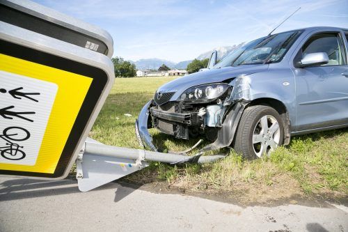 Bei dem Unfall knickte ein Verkehsschild um. Mathis