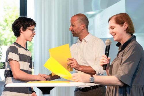 Bei der Abschlussveranstaltung bekommen die Jugendlichen ein Zertifikat verliehen.