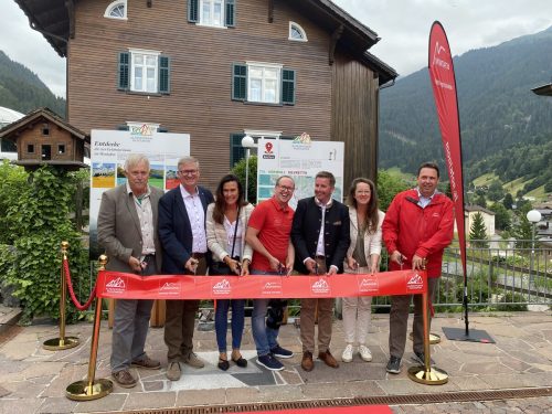 Bei der Eröffnung des Alpenmosaiks dabei (v.l.): Die Landschaftsarchitekten Erhard Bolender und Bernd Lehne, Namensgeberin und Konzepterstellerin Christa Fredlmeier, Josef Manahl-Tagwerker (Leiter Erlebensraummanagement), Bgm. Daniel Sandrell, Autorin Ingrid Rösner und Manuel Bitschnau (GF Montafon Tourismus). VN/JUN