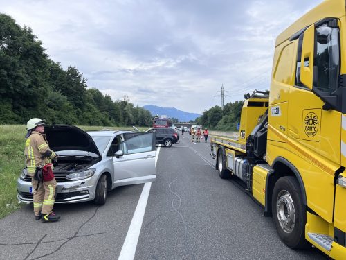 Beide am Unfall beteiligten Autos wurden erheblich beschädigt. VOl.at/Vlach