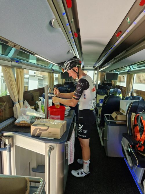 Beim Bus des Team Vorarlberg trafen sich viele Fahrer zum Abschlussbier. Am Zapfhahn habe ich gleich selbst Hand angelegt. Ackermann (2)