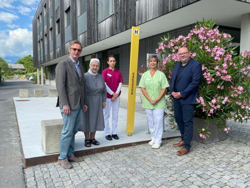 Beiratsvorsitzender Clemens Schmölz, Konventoberin Schwester Gertrud Müller, Lehrling Salome Aschbacher, Pflegedienstleiterin Gabriele Fellner und GF Thomas Vranjes vor dem Antoniushaus.  VN-HE