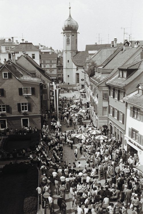Besonderen Anklang bei der Bevölkerung fanden die frisch renovierten Hausfassaden und die neu installierten Bänke „die zu einem Hock nach dem Einkaufbummel einladen, ganz nach der Devise der Straße, alles gemütlich zu nehmen.“ Oskar Spang, Stadtarchiv Bregenz