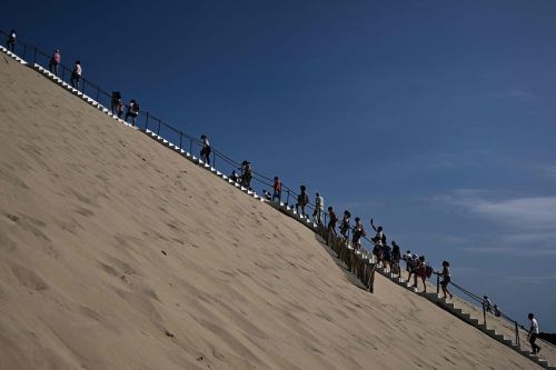 Besucher erklimmen die Dune du Pilat, die höchste Wanderdüne Europas, in Pyla-sur-Mer im Südwesten Frankreichs. AFP