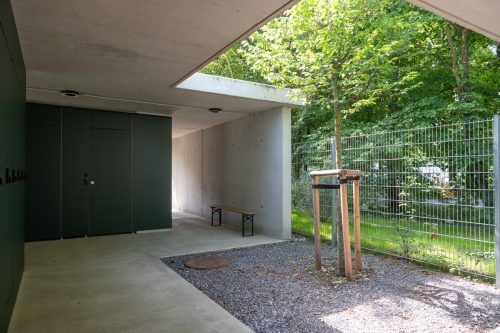 Besucher vermissen außerdem richtige Bänke.
