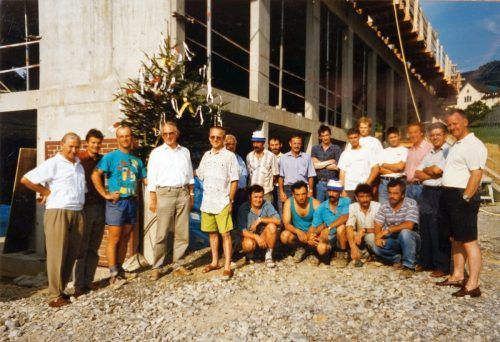 Bilder von der Firstfeier beim Pfarrheim Franz Xaver Lochau im August 1997 (Aufrichter Firma „Baugeschäft Basil Schnetzer“). BMS