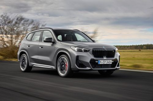 BMW baut das Motorenangebot des X1 mit dem M35i xDrive nach oben aus. Für Vortrieb sorgt ein Zweiliter-Benziner mit 300 PS, Siebengang-Doppelkupplungsgetriebe und Allradantrieb. 5,4 Sekunden vergehen für den 100-km/h-Sprint, maximal sind 250 km/h drin. Den M35i zeichnen eine M-spezifische Fahrwerksabstimmung sowie sportliche Akzente außen und innen aus.