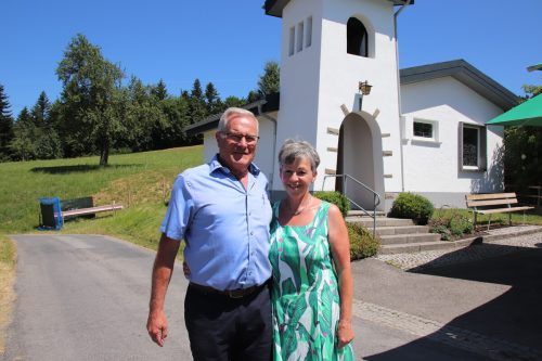 Brigitte und Egon Winder engagieren sich für die Erhaltung der Kapelle in der Parzelle Baumgarten. nam