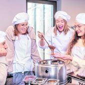 Chocolarium – die Glücksfabrik von Munz und Minor in flawil Wer Schokolade liebt, kommt um einen Besuch im Chocolarium nicht herum. Auf dem interaktiven Erlebnis-Rundgang erfährt man auf spielerische Weise viel Wissenswertes über Schokolade. Im Glücksraum warten fünf Schokoladebrunnen darauf, gekostet zu werden und am Ende kann man seine eigene Schokoladentafel verzieren.