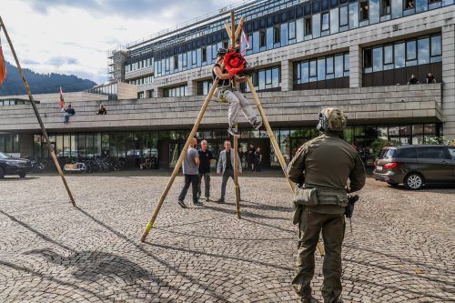 Cobra-Beamte mussten Aktivisten aus luftiger Höhe vom Dach und von Bambusgestellen holen.