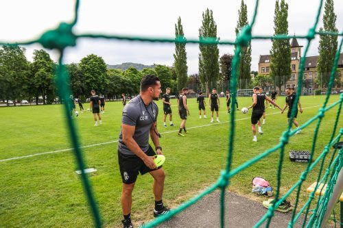 Cotrainer Rafael Toledo bereitet schon die nächste Übung für die Schwarz-Weiß-Spieler vor. Steurer