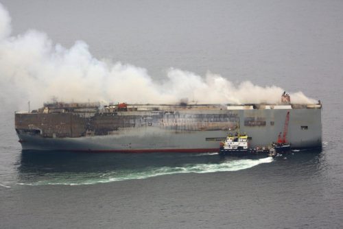 Das abgeschleppte Schiff mit rund 3800 Autos an Bord brennt noch immer. ap