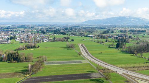 Das Bild oben (1) zeigt eine mögliche Anschlussstelle Lustenau-Süd unweit des Millennium Parks. Die Riedstraße würde unterirdisch an Lustenau vorbeigeführt. Das kleinere Bild (2) zeigt die Anschlussstelle in Höchst als Halbanschluss. Aktuell wird allerdings darüber diskutiert, ob es diese überhaupt braucht. Die Zufahrt in Richtung Lustenau könnte demnach auch wegfallen. Das wird jedenfalls geprüft. Asfinag