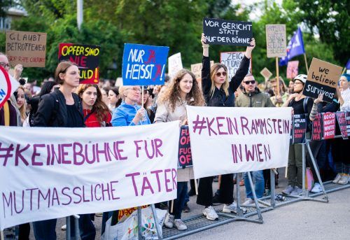 Das erste Rammstein-Konzert in Wien wurde von einer Kundgebung begleitet. APA