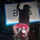 Mit dem geklauten Ortsschild auf dem Moped unterwegs