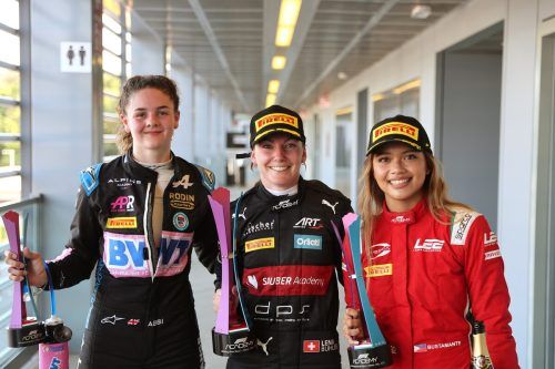 Das Siegertrio von Lauf zwei, von links: Abbi Pulling (England), Siegerin Lena Bühler aus der Scheiz und Bianca Bustamante von den Philippinen. Noger