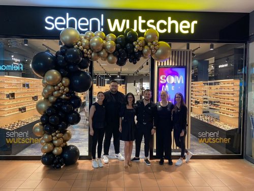 Das Team von Wutscher vor der neuen Filiale im Messepark in Dornbirn.  wutscher