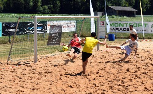 Das Turnier bot klasse Torwartleistungen auf dem Sandplatz.  