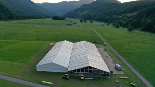 Das Zelt bietet Platz für bis zu 4000 Gäste. Heim