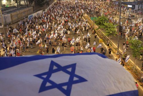 Demonstranten hissen die israelische Flagge, während einer sie in Tel Aviv gegen den Jusizreformplan der Regierung demonstrieren. AFP