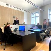Mit dem Messer im Zug Paar bedroht