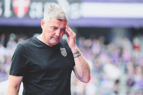 Der Auftritt seiner Mannschaft bei der 1:7-Niederlage im Testspiel gegen den FC St. Pauli bereitete Austrias Cheftrainer Markus Mader einiges an Kopfzerbrechen. gepa